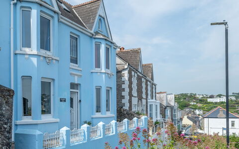 Smugglers View: Bleu, Domicile, Architecture, Maison, Zone Résidentielle, Balcon, Peindre, Villa, Siding