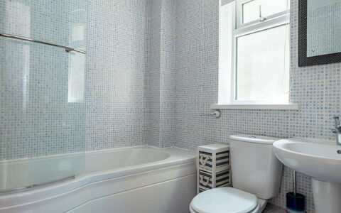 Smugglers View: Salle De Bains, Luminaire Plomberie, Baignoire, Sol, Sol, Design Intérieur, Toilette, Plomberie, Tuile, Robinet