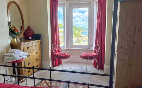 Smugglers View: Meubles, Chambre, Design Intérieur, Lit, Bois, Drap De Lit, Sol, Literie, Pièce, Textile