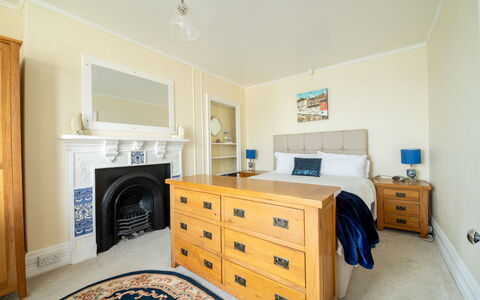 Smugglers View: Meubles, Design Intérieur, Lit, Chambre, Mur, Sol, Sol, Bois, Drap De Lit, Literie