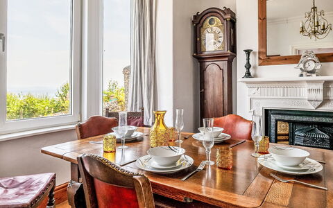 Smugglers View: Meubles, Design Intérieur, Bois, Sol, Table, Cadre, Pièce, Éclairage, Plafond, Salle À Manger