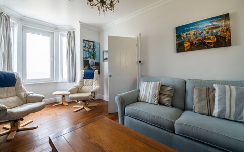 Smugglers View: Meubles, Design Intérieur, Sol, Canapé, Sol, Bois, Pièce, Salon, Plafond, Appartement