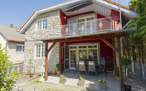 Luca: Balcon, Villa