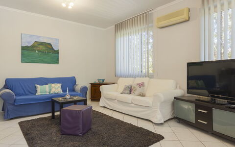 Luca: Balcon, Villa