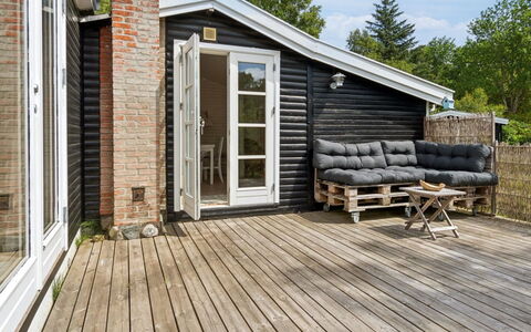 Nis - 1.4Km from the Sea: Bois, Porte, Domicile, Chalet, Plate-Forme, Porche, Mobilier De Jardin, Dur, Siding, Planche