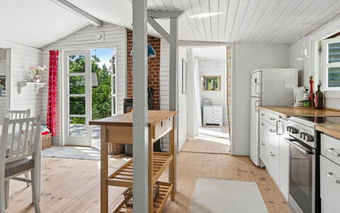 Nis - 1.4Km from the Sea: Bois, Sol, Meubles, Domicile, Sol, Plafond, Porte, Parquet, Cuisine, Chalet