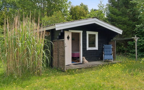 Nis - 1.4Km from the Sea: Bois, Toit, Chalet, Cabanon, Zone Rurale, Batiments Jardin, Jardin, Arrière-Cour, Pelouse, Cour
