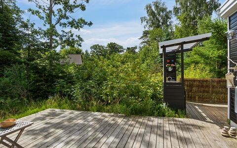 Nis - 1.4Km from the Sea: Bois, Parquet, Dur, Lot Terre, Plate-Forme, Planche, Tache De Bois, Jardin, Ombre, Arrière-Cour