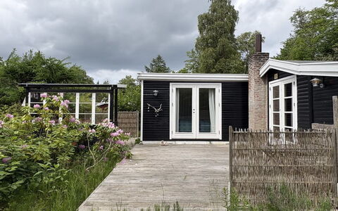 Nis - 1.4Km from the Sea: Bois, Maison, Domicile, Porte, Chalet, Toit, Siding, Jardin, Batiments Jardin, Arrière-Cour