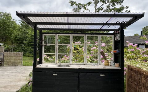 Nis - 1.4Km from the Sea: Ombre, Structure En Plein Air, Jardin, Conception, Cour, Plate-Forme, Arrière-Cour, Batiments Jardin, Pergola, Plante D'Appartement