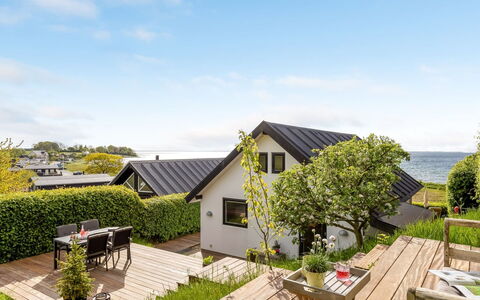 Femija - 50M from the Sea: Maison, Toit, Arbuste, Domicile, Chalet, Jardin, Biens, Aménagement Paysager, Eco Hôtel, Ombre