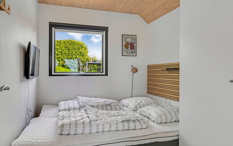 Femija - 50M from the Sea: Mur, Bois, Design Intérieur, Domicile, Chambre, Sol, Lit, Pièce, Plafond, Literie
