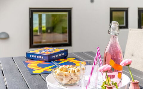 Femija - 50M from the Sea: Vaisselle, Meubles, Table, Aliments, Serveware, Drinkware, Fruit, Vaisselle, Assiette, Chaise