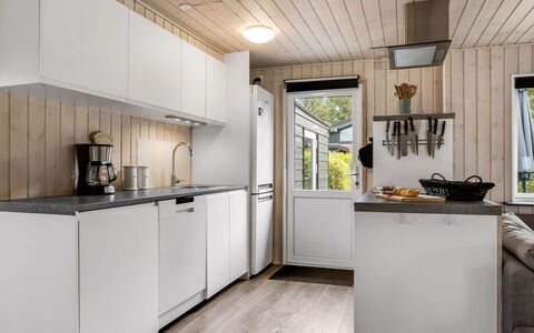 Melisande - from the Sea: Cuisine, Appareil De Cuisine, Bois, Principaux Appliance, Comptoir, Design Intérieur, Électroménager, Sol, Pièce, Cabinetry
