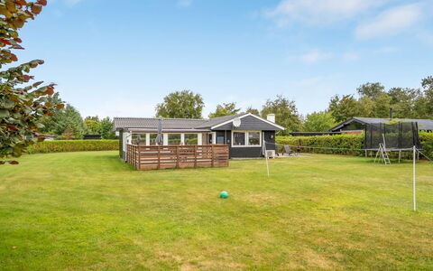 Melisande - from the Sea: Maison, Domicile, Toit, Zone Résidentielle, Chalet, Pelouse, Biens, Jardin, Ombre, Ferme