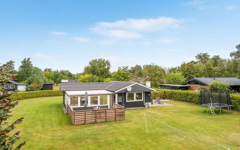 Melisande - from the Sea: Maison, Domicile, Chalet, Pelouse, Jardin, Biens, Ombre, Cour, Ferme, Aménagement Paysager
