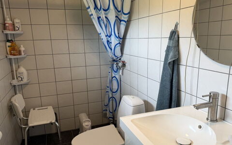Melisande - from the Sea: Salle De Bains, Luminaire Plomberie, Siège De Toilette, Design Intérieur, Évier, Sol, Toilette, Lavabo, Sol, Robinet
