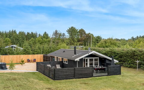 Ljuben - 1.9Km from the Sea: Maison, Domicile, Chalet, Batiments Jardin, Siding, Ombre, Cour, Cabane En Rondins, Aménagement Paysager, Porche