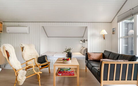 Ljuben - 1.9Km from the Sea: Meubles, Design Intérieur, Sol, Bois, Sol, Plafond, Salon, Parquet, Canapé, Éclairage