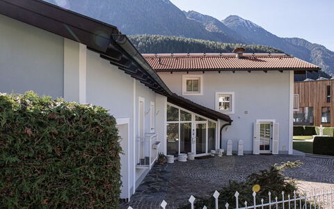 Villa 10: Zone Résidentielle, Maison, Domicile, Toit, Chalet, Biens, Pente, Cour, Ferme, Balcon
