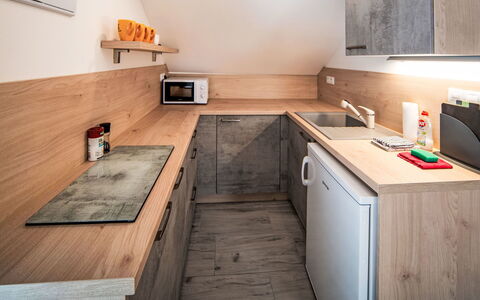 Dačice 100: Bois, Sol, Comptoir, Design Intérieur, Sol, Meubles, Cuisine, Parquet, Domicile, Pièce