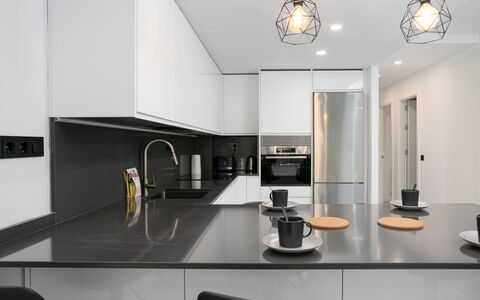 Ca Maestral: Cuisine, Comptoir, Design Intérieur, Appareil De Cuisine, Luminaire, Mur, Meubles, Plafond, Sol, Bois