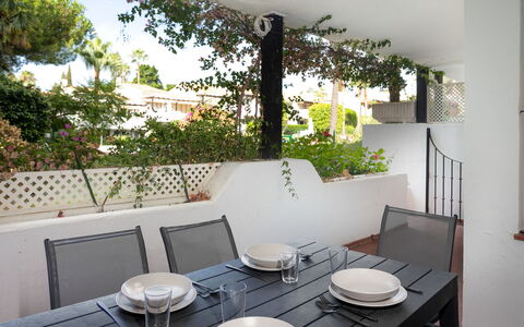 Ca Maestral: Meubles, Sol, Chaise, Table, Sol, Table Cuisine Et Salle A Manger, Ombre, Mobilier De Jardin, Tableau De Plein Air, Balcon