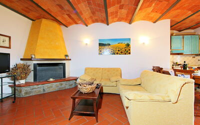 Lucia 885.4: Pièce, Salon, Propriété, Meubles, Plafond, Design Intérieur, Bâtiment, Maison, Sol, Orange