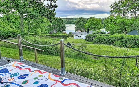 Sjöarpstugan: Jardin, Ombre, Pelouse, Arrière-Cour, Cour, Aménagement Paysager, Parc, Clôture, Mobilier De Jardin, Accueil Escrime