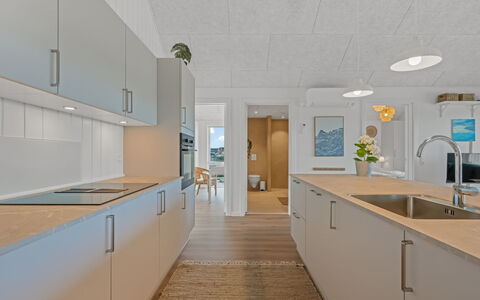Ila - 350M from the Sea: Sol, Cuisine, Sol, Comptoir, Bois, Plafond, Design Intérieur, Appareil De Cuisine, Luminaire, Meubles