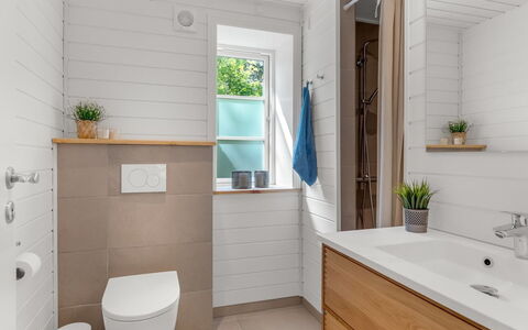 Stanko - 300M from the Sea: Sol, Salle De Bains, Luminaire Plomberie, Sol, Bois, Toilette, Design Intérieur, Armoire De Toilette, Évier, Siège De Toilette