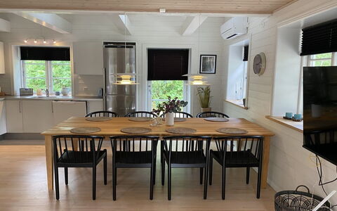 Stanko - 300M from the Sea: Meubles, Bois, Sol, Design Intérieur, Table Cuisine Et Salle A Manger, Table, Salle À Manger, Chaise, Sol, Éclairage