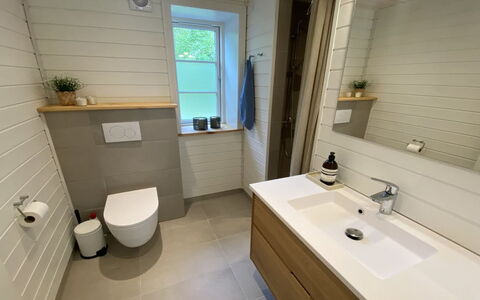 Stanko - 300M from the Sea: Sol, Luminaire Plomberie, Salle De Bains, Toilette, Sol, Siège De Toilette, Design Intérieur, Plomberie, Évier, Armoire De Toilette