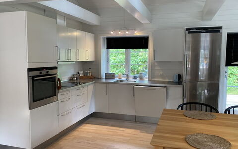 Stanko - 300M from the Sea: Sol, Comptoir, Cuisine, Meubles, Bois, Design Intérieur, Appareil De Cuisine, Sol, Cabinetry, Principaux Appliance