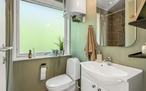 Blagica - 600M from the Sea: Luminaire Plomberie, Siège De Toilette, Salle De Bains, Toilette, Évier, Design Intérieur, Lavabo, Robinet, Sol, Plomberie