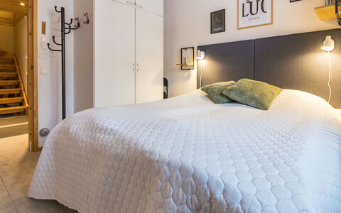 Luonnonrauha a: Lit, Meubles, Design Intérieur, Chambre, Sol, Sol, Mur, Drap De Lit, Bois, Literie