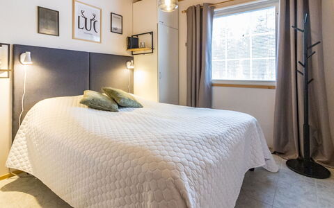 Luonnonrauha a: Lit, Chambre, Design Intérieur, Drap De Lit, Meubles, Plafond, Literie, Textile, Linge, Éclairage