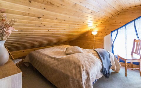 Luonnonrauha a: Bois, Design Intérieur, Plafond, Chambre, Sol, Meubles, Sol, Pièce, Éclairage, Lit