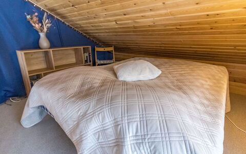 Luonnonrauha a: Chambre, Sol, Sol, Lit, Bois, Drap De Lit, Design Intérieur, Literie, Plafond, Meubles