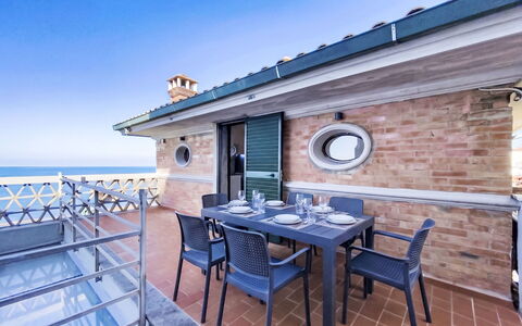 Cecina 570: Sol, Balcon, Chaise, Tache De Bois, Recours, Plate-Forme, Dur, Mobilier De Jardin, Ombre, Piscine