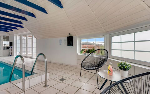 Hildegard - 50M from the Sea: Sol, Sol, Design Intérieur, Plafond, Meubles, Composite, Porte, Recours, Piscine, Chaise