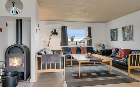 Hildegard - 50M from the Sea: Meubles, Sol, Design Intérieur, Sol, Bois, Canapé, Salon, Plafond, Pièce, Chaise