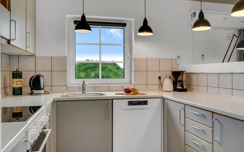 Hildegard - 50M from the Sea: Cuisine, Appareil De Cuisine, Comptoir, Design Intérieur, Cabinetry, Sol, Plafond, Principaux Appliance, Luminaire, Evier