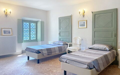Cà Pendula: Meubles, Lit, Design Intérieur, Chambre, Literie, Sol, Drap De Lit, Sol, Bois, Plafond