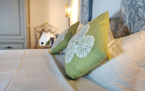 I Tre Camini: Lit, Chambre, Meubles, Literie, Drap De Lit, Linge, Design Intérieur, Textile, Pièce, Éclairage