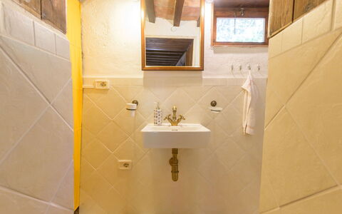 Cuculo: Sol, Mur, Sol, Luminaire Plomberie, Bois, Design Intérieur, Lavabo, Salle De Bains, Jaune, Plafond