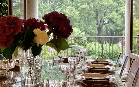 Flor Grand Lake Villa: Meubles, Table, Design Intérieur, Vaisselle, Salle À Manger, Verres À Pied, Textile, Chaise, Nappe De Table