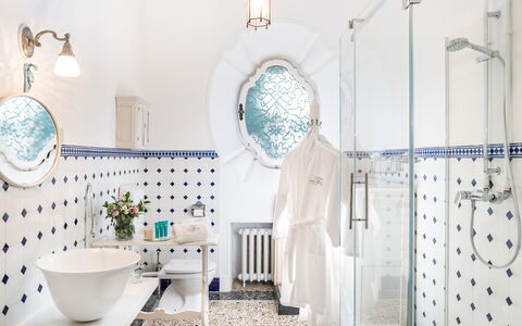 Flor Grand Lake Villa: Bleu, Luminaire Plomberie, Design Intérieur, Salle De Bains, Plomberie, Robinet, Tuile, Évier, Luminaire, Porcelaine