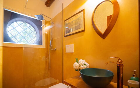 Villa Veneta - Historic Villa in the Prosecco Hill: Mur, Jaune, Design Intérieur, Luminaire Plomberie, Orange, Sol, Éclairage, Sol, Marron, Salle De Bains