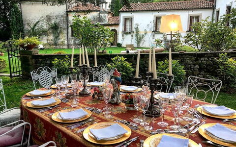 Villa Veneta - Historic Villa in the Prosecco Hill: Nappe De Table, Vaisselle, Table, Meubles, Serveware, Drinkware, Vaisselle, Verres À Pied, Linge, Salle À Manger